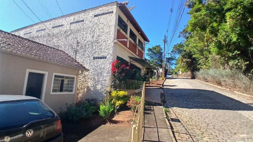 🏡 Casa Geminada no Centro de Pouso Alto/MG – Excelente Oportunidade!